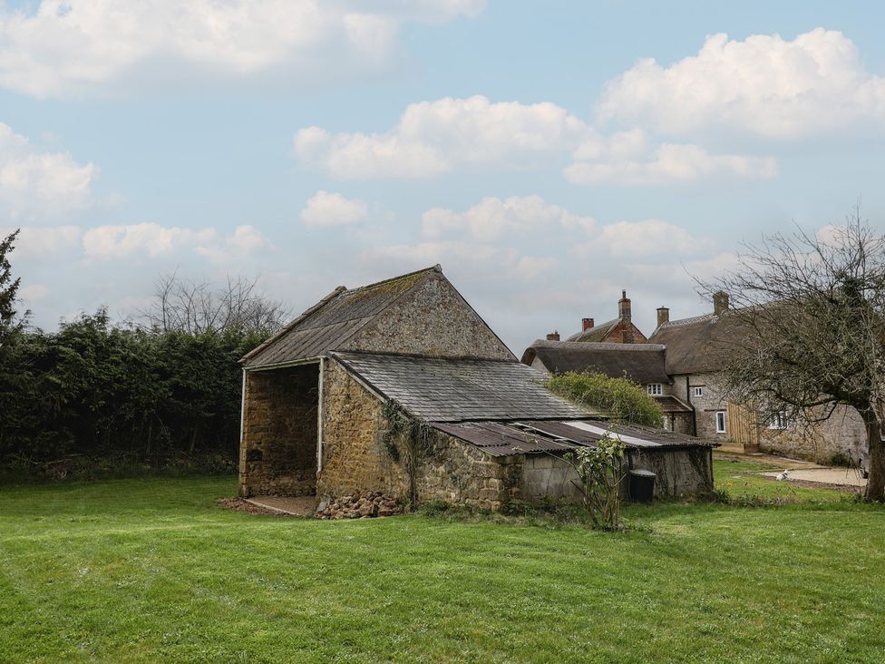 A shed in a garden at Manor Cottage in Kingstone near Ilminster