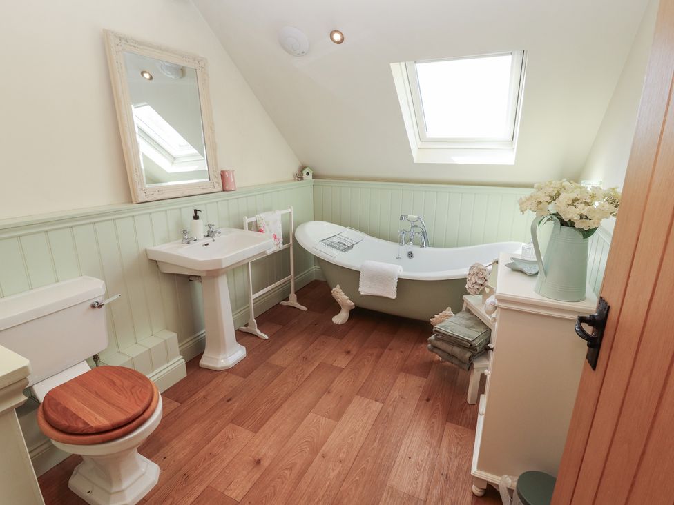A bathroom with a bathtub and sink at Thimble Hill near Armathwaite