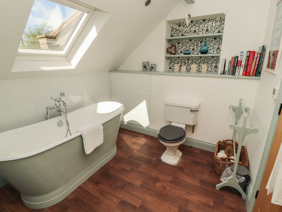 A bathroom with a bathtub and toilet at Thimble Hill near Armathwaite