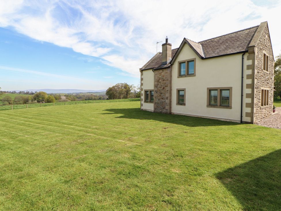 A house with a large lawn at Thimble Hill near Armathwaite