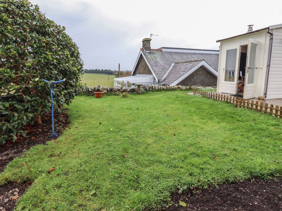 A garden with a grassy area and clothesline at 1 Sunnybrae in Alnwick