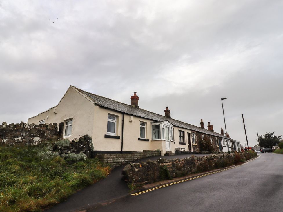 A row of houses along a street at 1 Sunnybrae in Alnwick