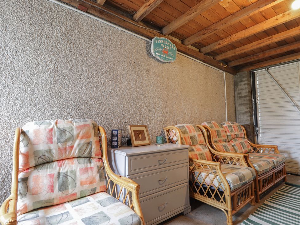 A snug area with seating and a drawer at Clans Crescent Nairn
