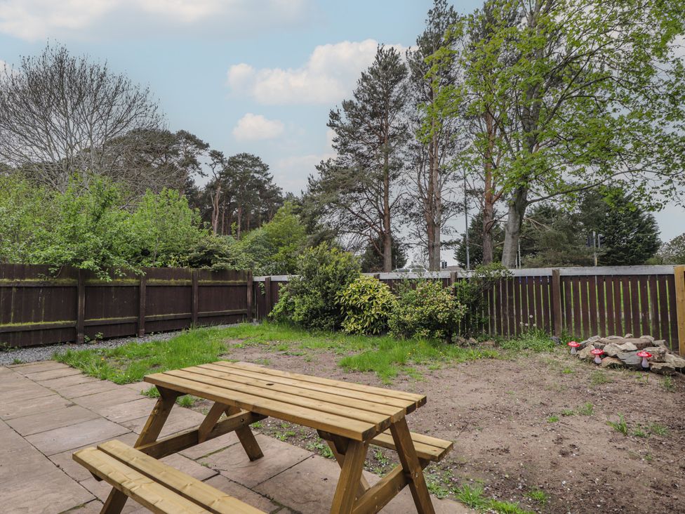 A garden with a picnic table in the backyard at Clans Crescent Nairn