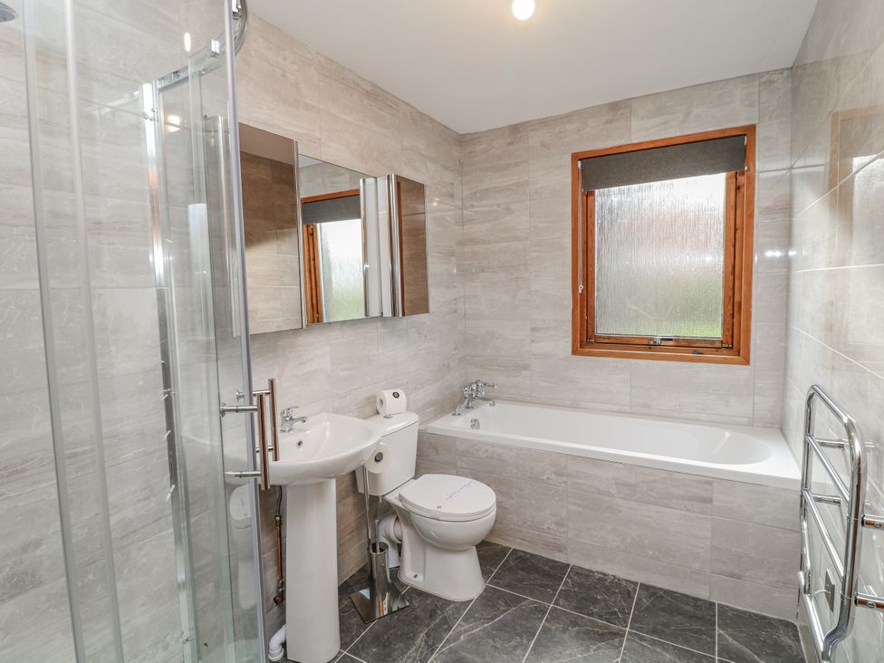 A bathroom with a shower, bathtub, washbasin, and toilet at Cherry Trees