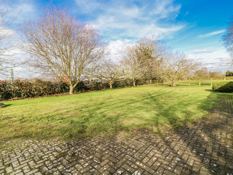 A garden with trees and grass at Cherry Trees