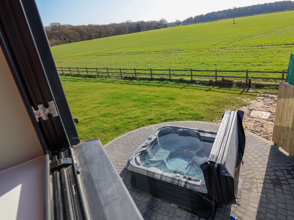 A jacuzzi in a garden area at The Corn Silo in Ipswich