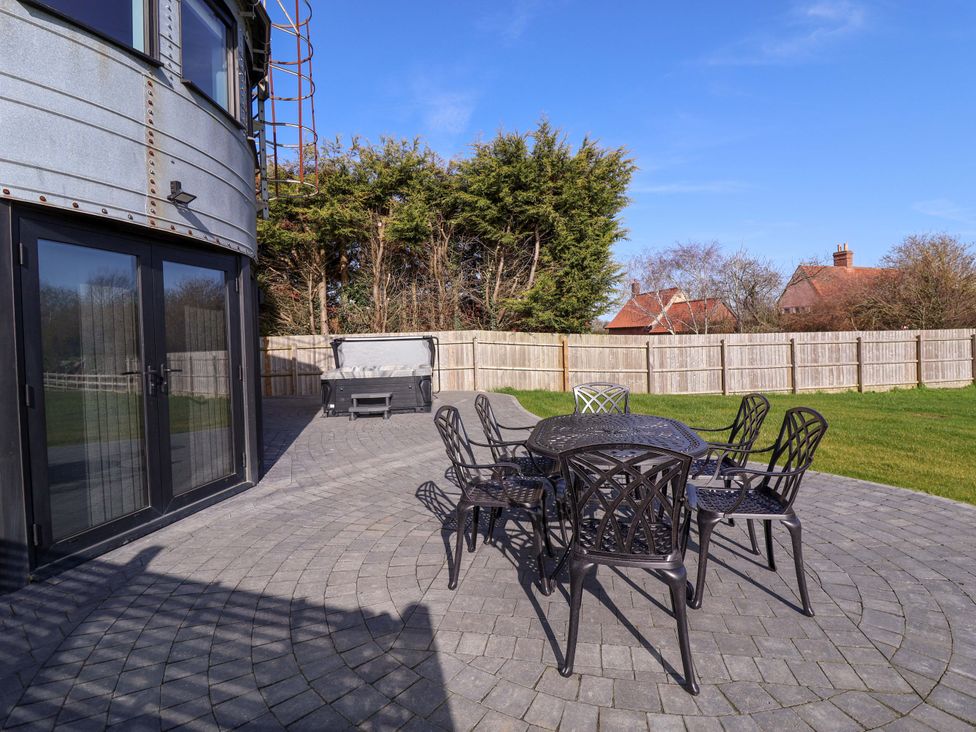 A garden with a seating set and trees at The Barley Silo in Ipswich