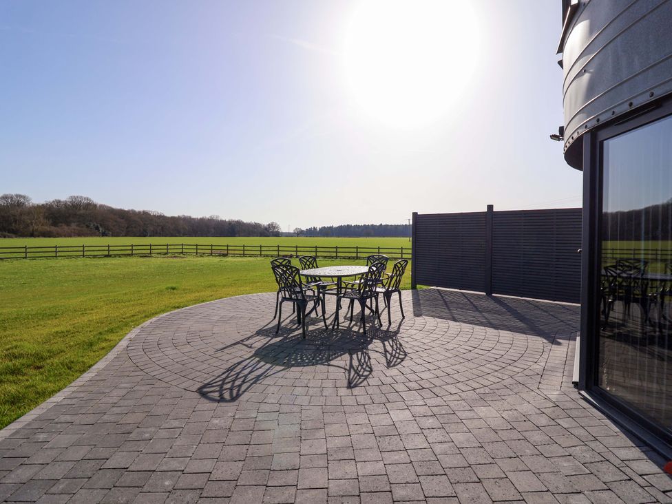 A patio with a table and chairs at The Barley Silo in Ipswich