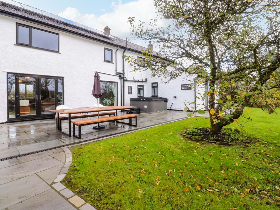 A garden with a table and benches at Brook House in Broughton, Lancashire