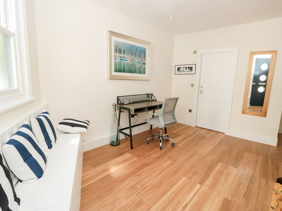 An office with a desk and chair at Ty'r Ddraig in Dartmouth