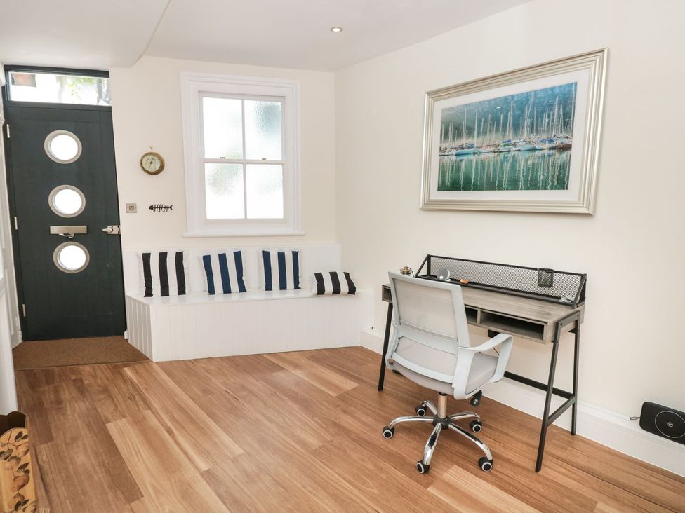 An office with a desk and chair at Ty'r Ddraig in Dartmouth