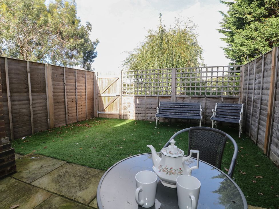 A garden with a table and chairs at No 1 The Crickets in Bognor Regis