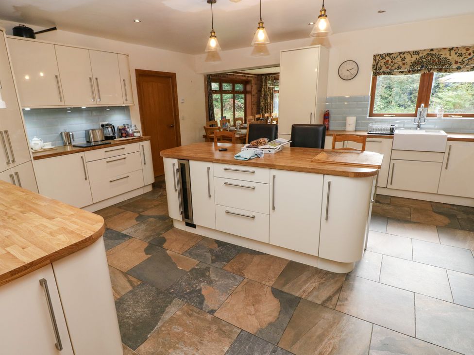 A kitchen with an island and sink at Ty-Gan Dderwen in Llangennech, Llanelli
