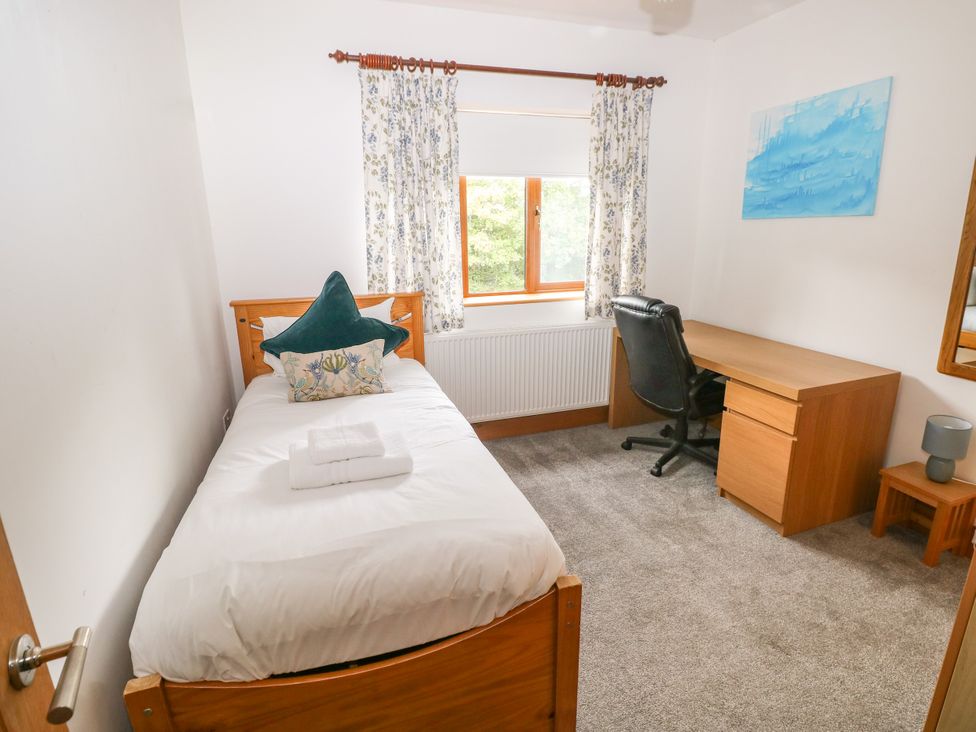 A bedroom with a single bed and desk at Ty-Gan Dderwen in Llangennech, Llanelli