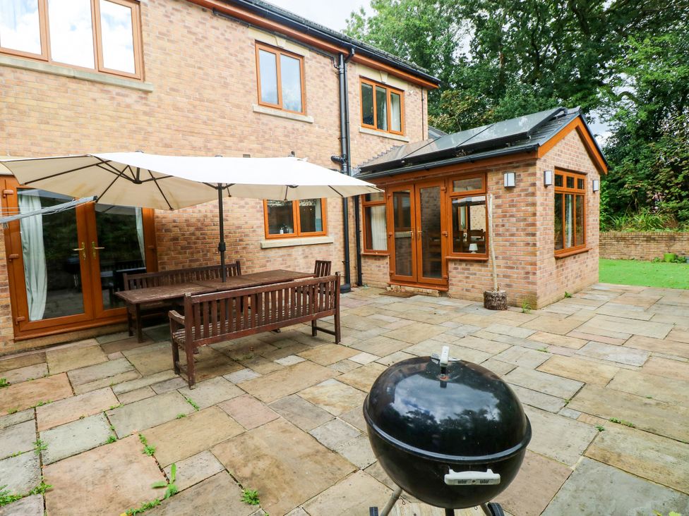 An outdoor area with a table and chairs at Ty-Gan Dderwen, Llangennech, Llanelli