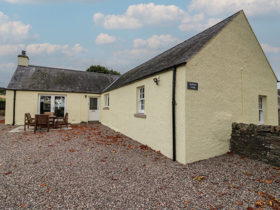 A cottage with a table and chairs in the outdoor area at Bankhead Of Lour Cottage in Forfar