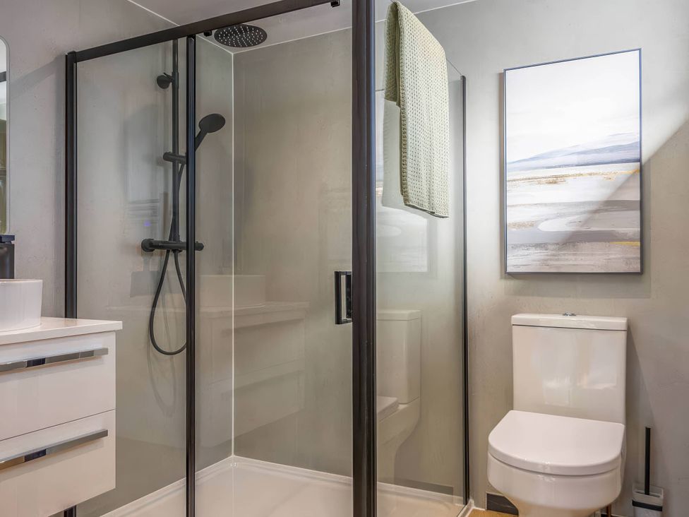 A bathroom with a shower, toilet, and sink at Isca Lodge in Wombleton