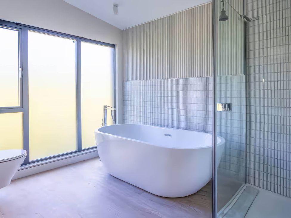 A bathroom featuring a bathtub, toilet, and shower at Rye Lodge in Wombleton