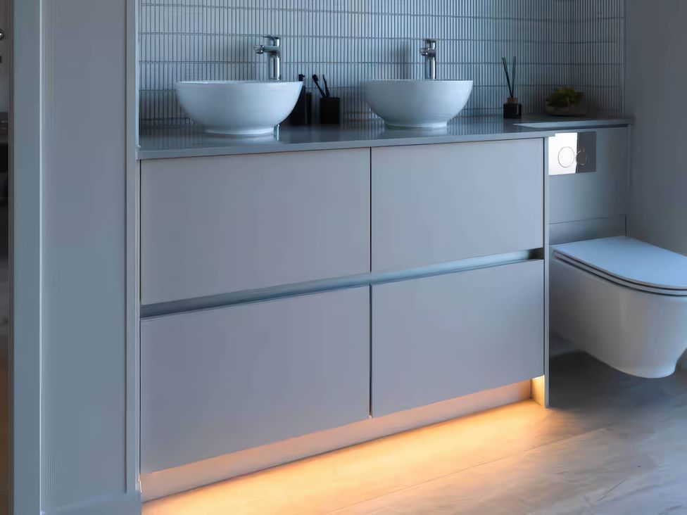 A bathroom with sinks and a toilet at Rye Lodge in Wombleton