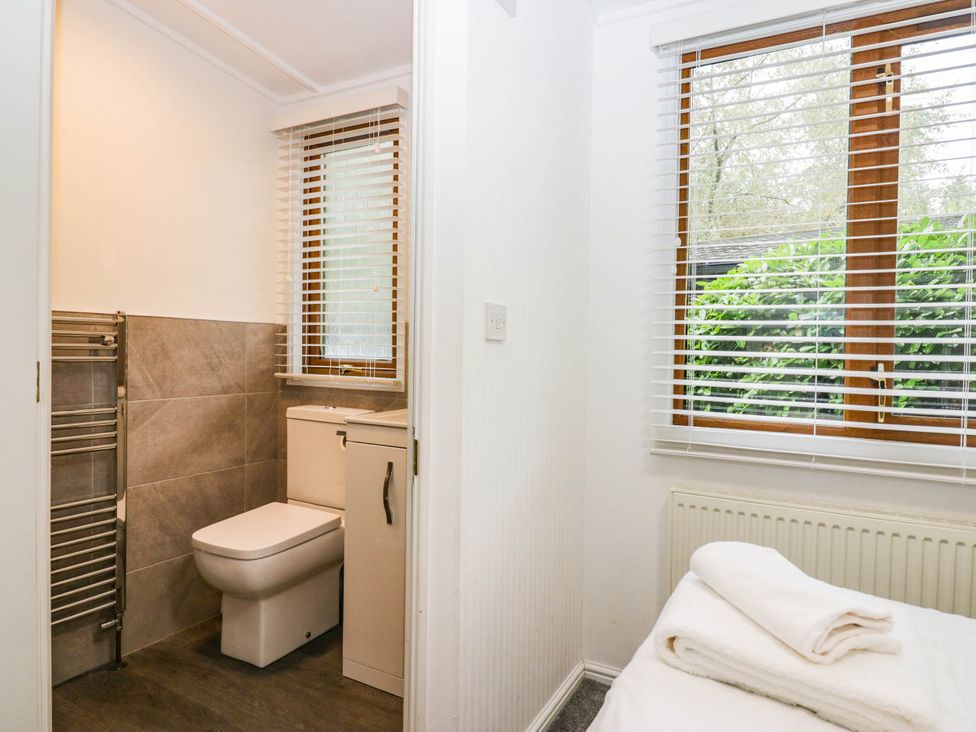 A bathroom with a toilet and washbasin at Terabitha Lodge Troutbeck