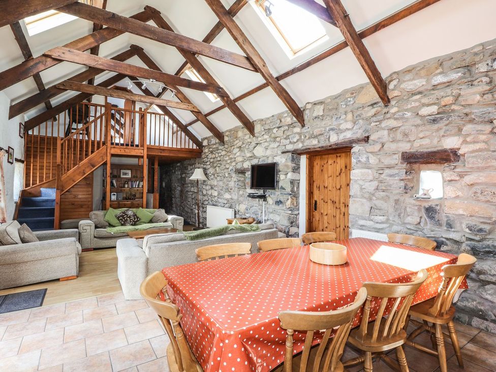 A living room with a dining area and seating at Ty Felin in Newport