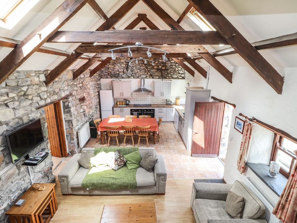 A living room with a kitchen and dining area at Ty Felin Newport