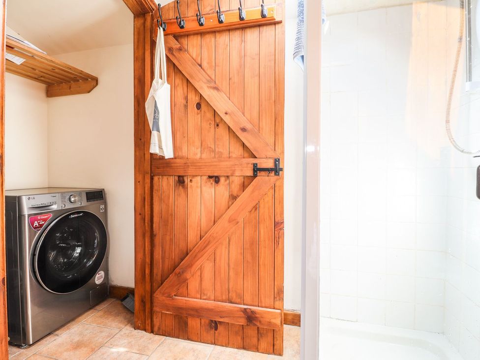 A laundry room with a washing machine and a shower at Ty Felin in Newport