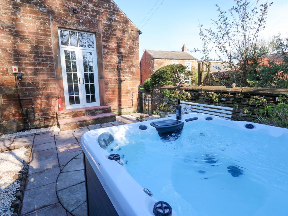 A hot tub in a garden at Broadwath Old House Broadwath near Corby Hill