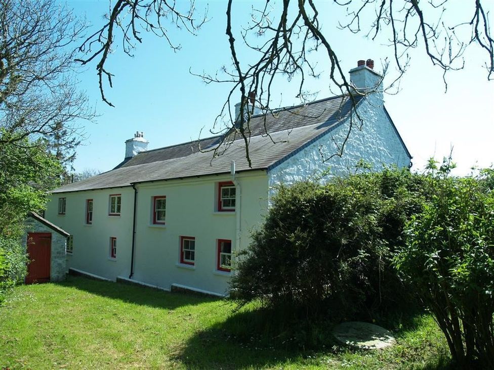 A house with a garden at Dinas Island Cottage Dinas Cross