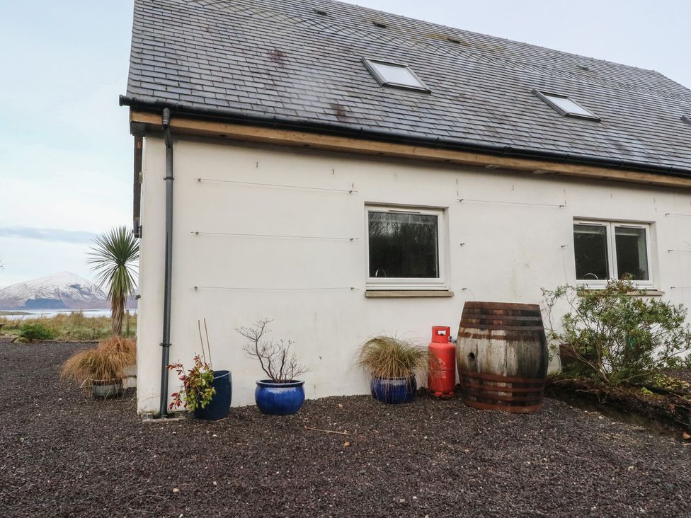 An outdoor area with a house and plants at Sealladh in Appin