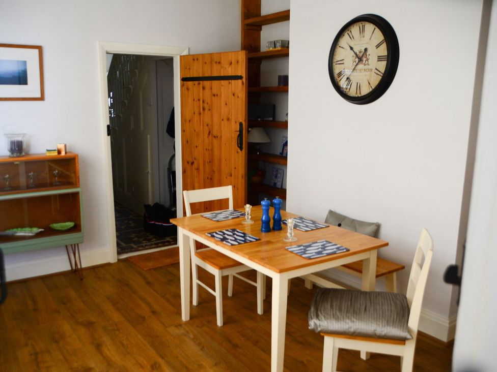 A dining room with a table and chairs at Anchor Cottage in Cleethorpes