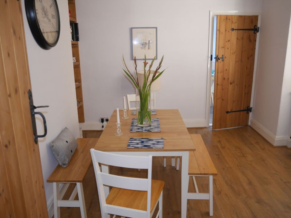 A dining room with a table and chairs at Anchor Cottage in Cleethorpes