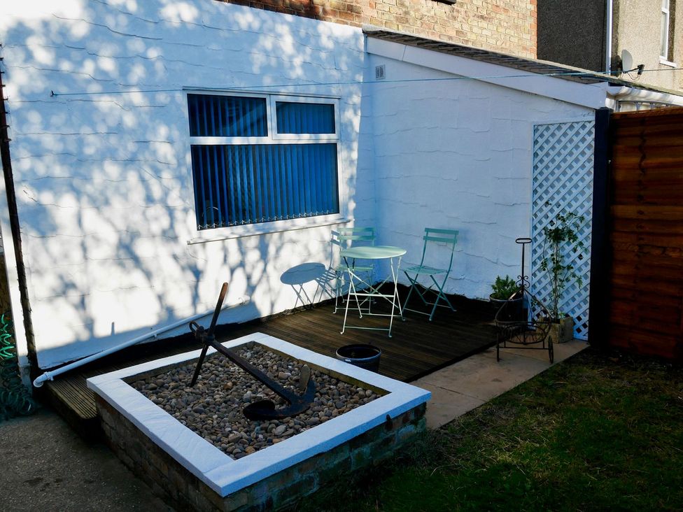 A garden area with a table and chairs at Anchor Cottage in Cleethorpes