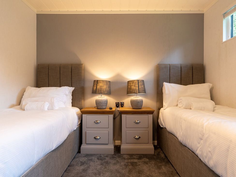 A bedroom with twin beds and nightstands at Wensleydale (Pet) Aysgarth
