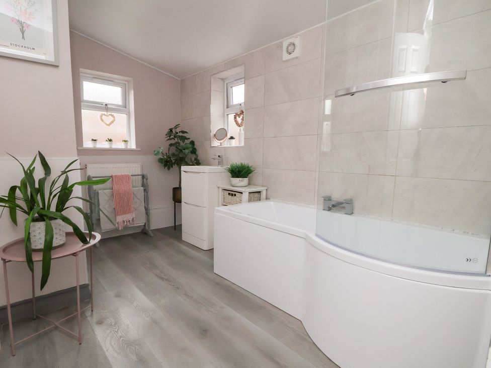 A bathroom with a bathtub, sink, and plant at 50 Gladstone Avenue Chester