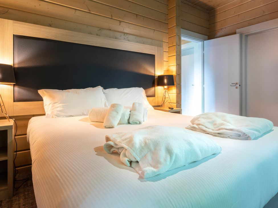 A bedroom with a bed and bedside lamps at Middleham (Pet) Leyburn