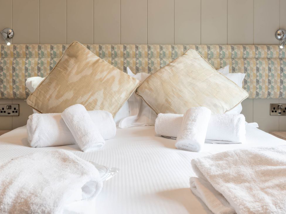 A bedroom with pillows and towels on the bed at Bainbridge (Pet) Leyburn