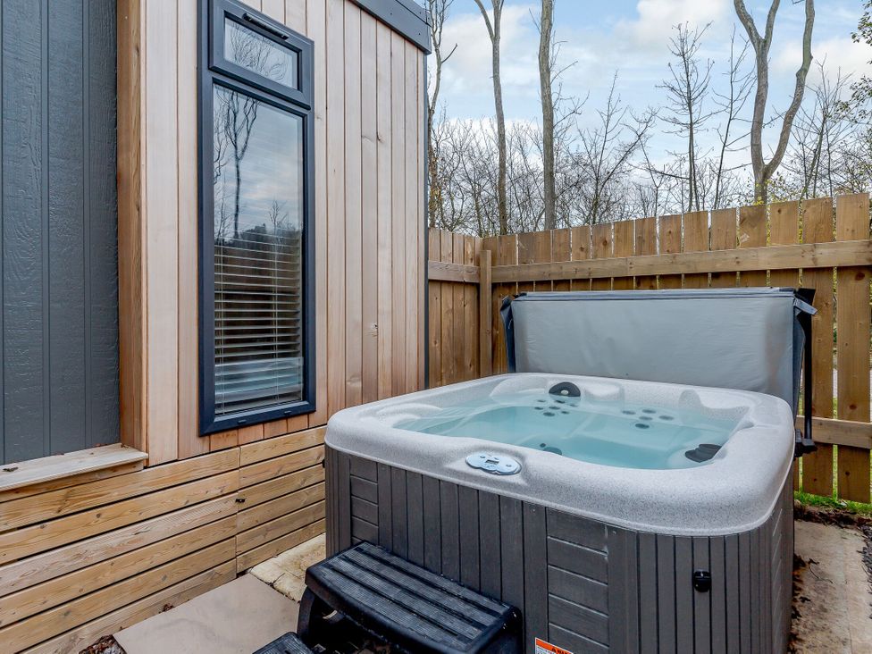 A hot tub in an outdoor space at Tennyson Spa in Louth