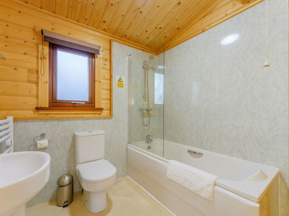 A bathroom with a toilet, wash basin and bath tub at Maple Lodge in Louth
