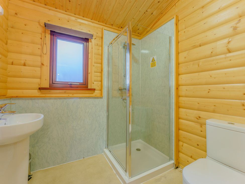 A bathroom with a sink, shower, and toilet at Maple Lodge in Louth