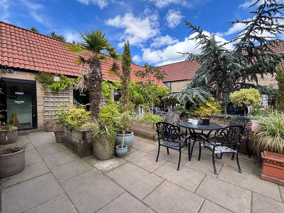 An outdoor area with table and chairs at Kingfisher Hut Swallownest near Sheffield