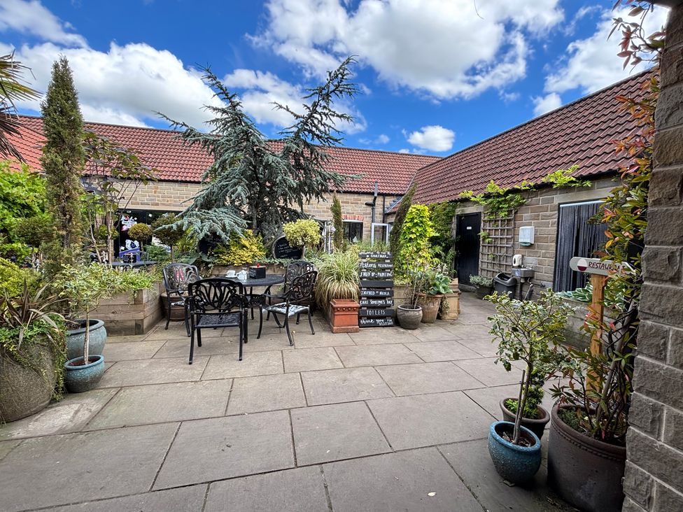 An outdoor area with seating and plants at Kingfisher Hut Swallownest near Sheffield