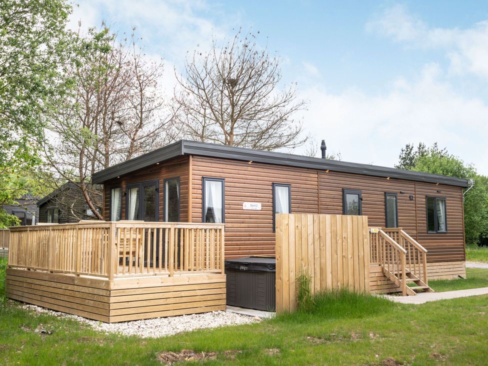 A cabin with a deck and steps at Caistor Spa in Louth