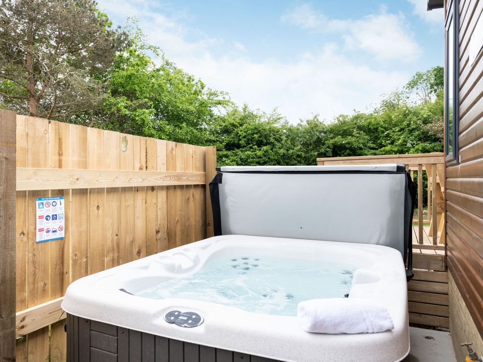 A hot tub in an outdoor area at Caistor Spa in Louth