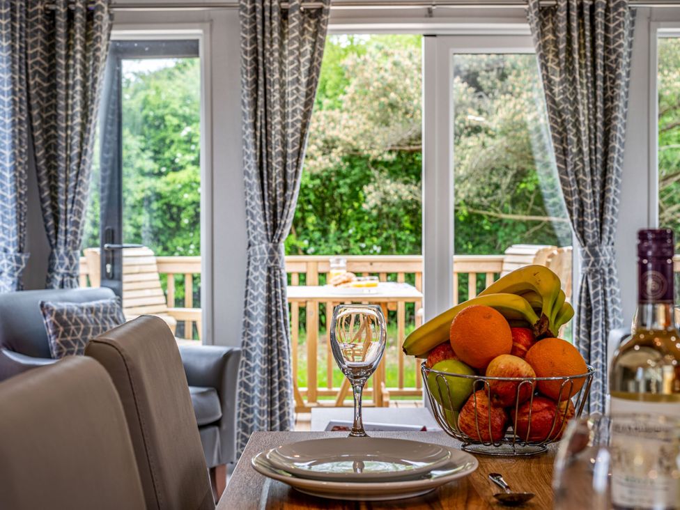 A dining room with a fruit bowl on the table at Caistor Spa in Louth