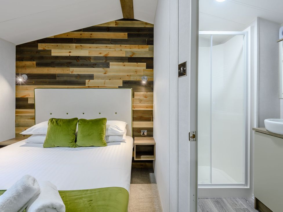 A bedroom with a bed and adjoining bathroom at Alford Spa in Louth