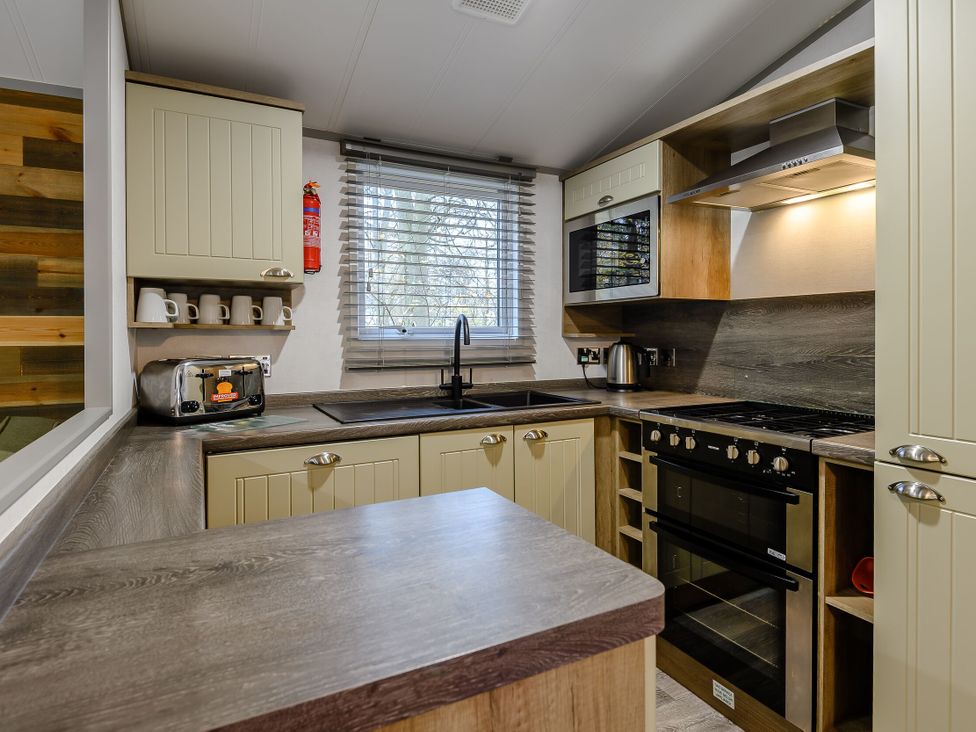 A kitchen with sink, oven and toaster at Alford Spa in Louth