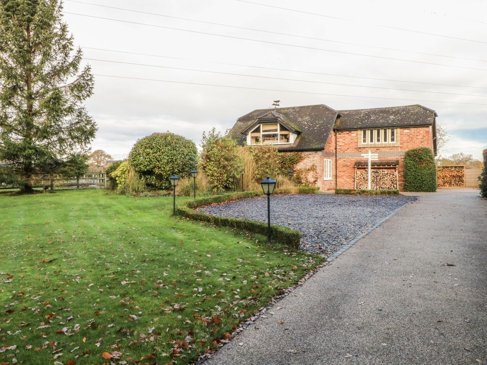 A house with garden and gravel driveway at Curlew Cottage in Lower Peover, Cheshire