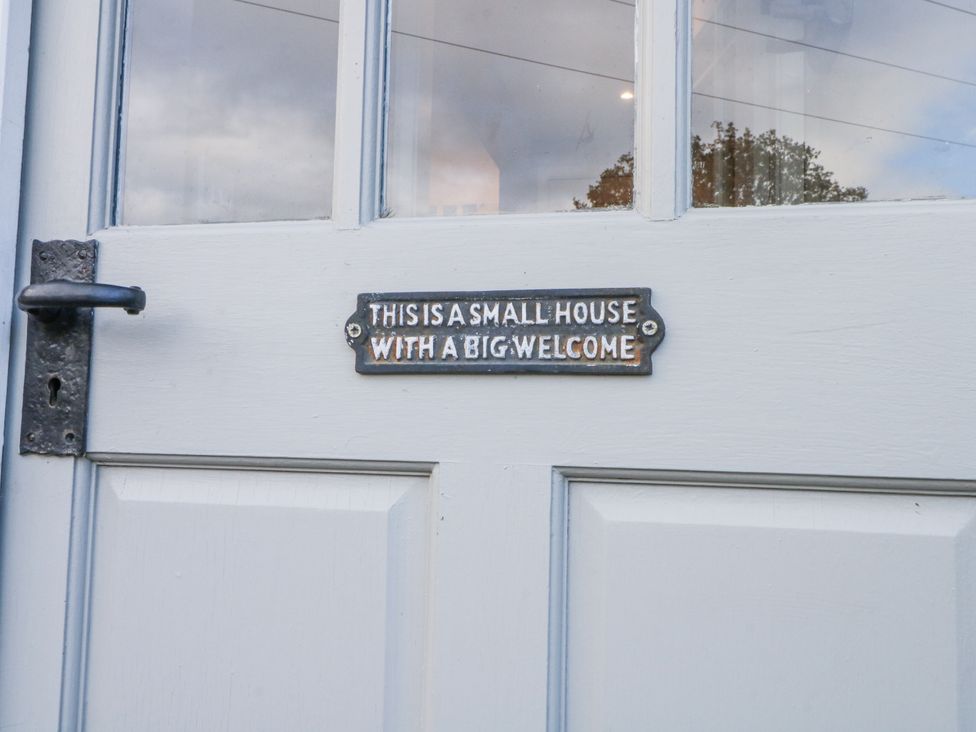 A door with a welcome sign at Curlew Cottage, Lower Peover, Cheshire